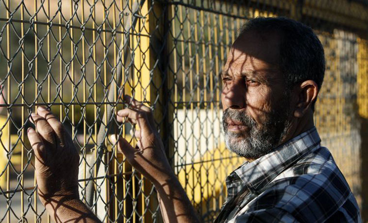 gilad shalit release: A Palestinian man waits at Beituniya checkpoint