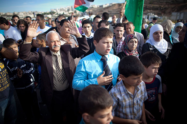 Shalit release: Palestinians wait in an area next to a checkpoint near Bitunian checkpoint