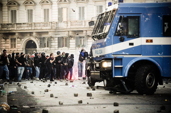Occupy protests: demonstrators throw stones at police, Rome