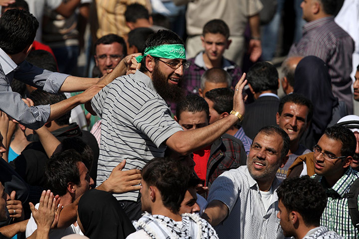 Shalit release: A Palestinian prisoner is welcomed by a crowd 