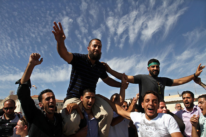 Shalit release: Freed Palestinian prisoners, carried on shoulders, are welcomed home