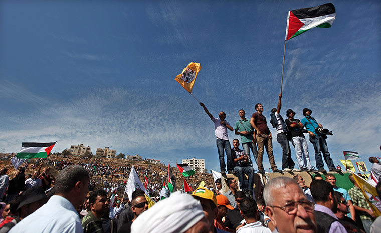 Shalit release: Palestinians from the West Bank wait for prisoners to be released