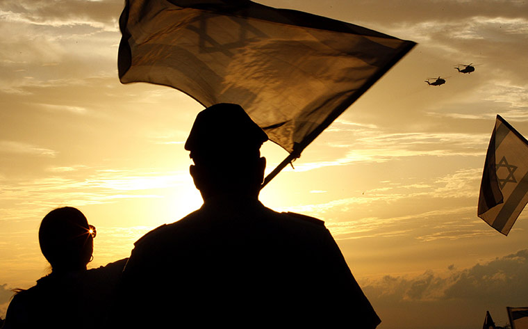 Shalit release: Israelis wave flags as helicopters transporting Gilad Shalit approach