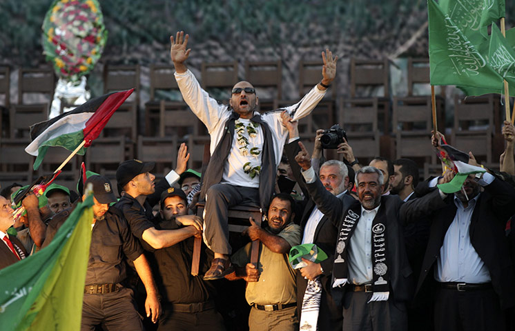 Shalit release: Freed Palestinian prisoner Khalil Abu Olba is carried at a rally Gaza City 