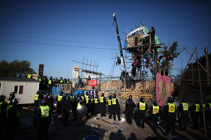 Dale Farm camp: Police gether around the base of a make-shift tower, Dale Farm