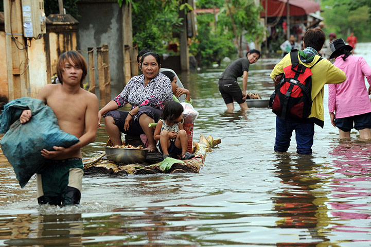 Cambodia floods: Cambodians use boats to navigate flooded streets at Kian Svay