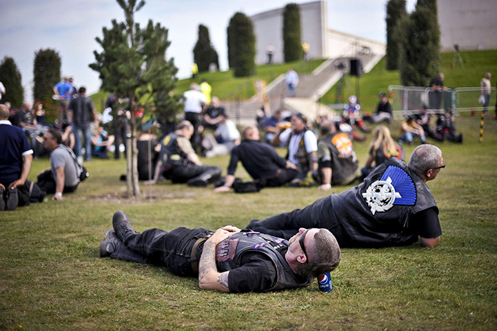 UK October heatwave: A biker uses a drinks can as a makeshift pillow, Staffordshire