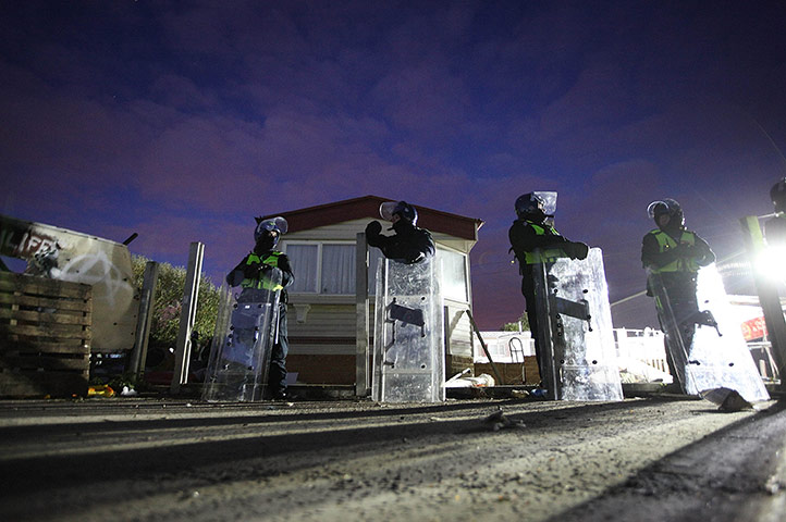 Dale Farm: police stand guard