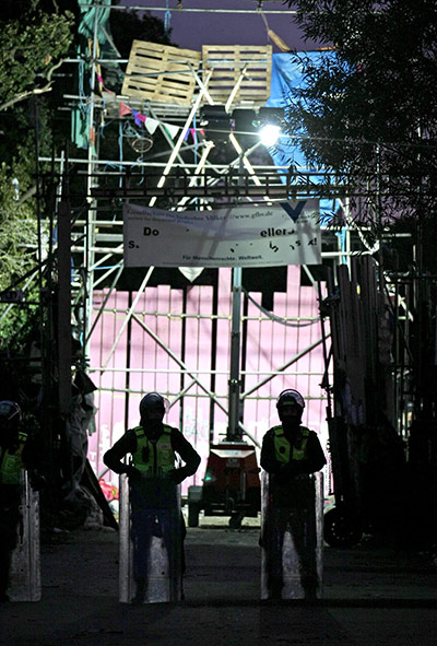 Dale Farm: police officers at the entrance