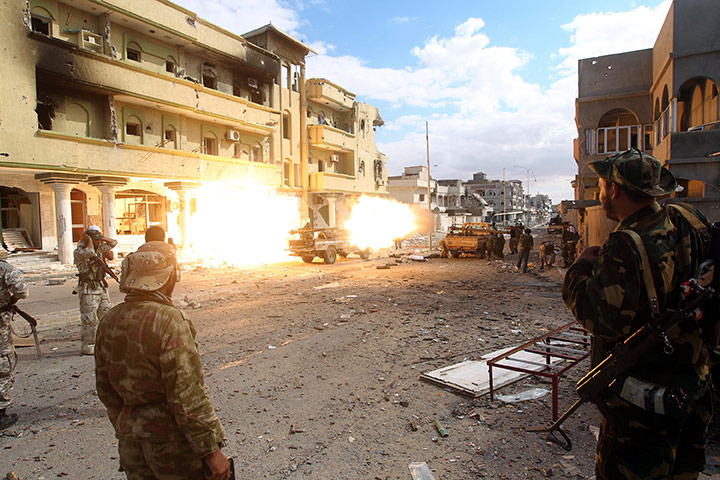 Sirte falls: NTC fighters fire at loyalist troops in Sirte's neighbourhood Number 2