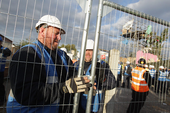 Dale Farm evictions: Bailiffs fence off the main barricade