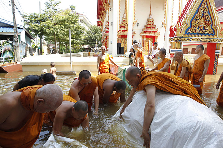 Thailand Floods: monks set up flood barriers