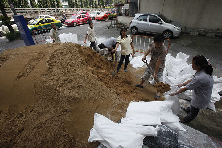 Thailand Floods: workers prepare sandbags