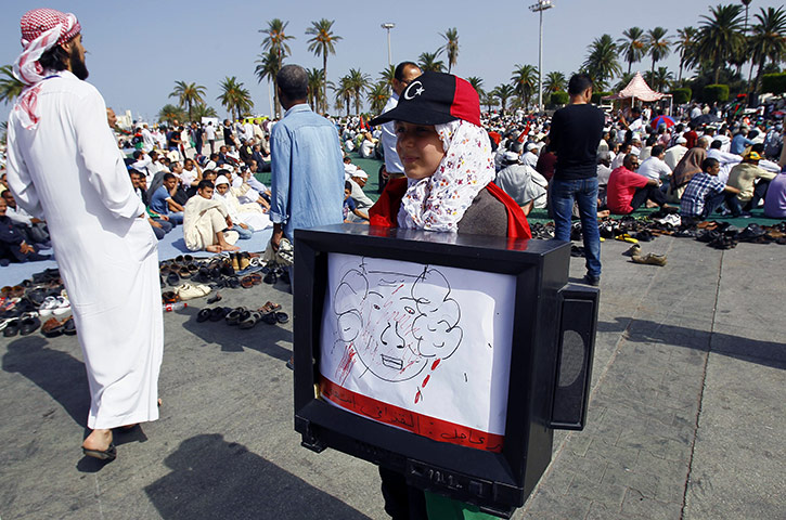 Libya celebrates: girl carries a TV