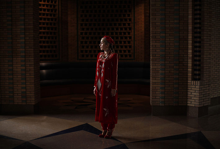 24 Hours: A girl awaits the departure of US Secretary of State Clinton in Tajikistan 