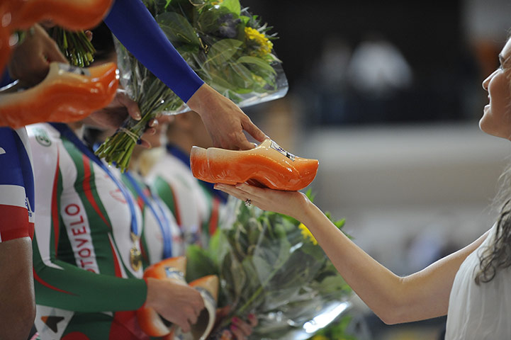 Cycling Championships: Mini clogs are handed over to the medallists in the womens team pursuit