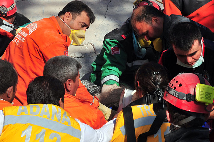 earthquake in turkey: Rescue workers carry an injured woman in Van 