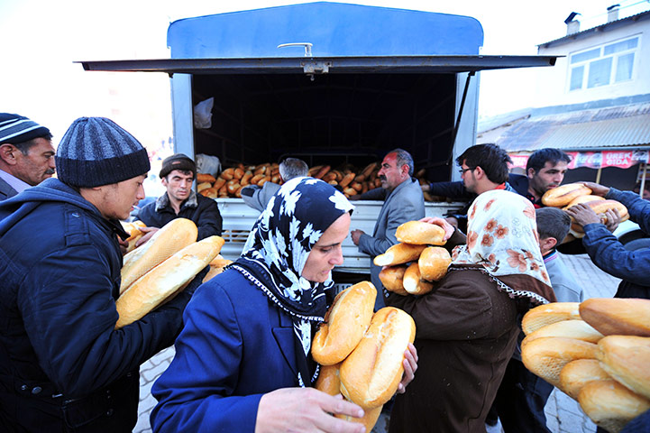 earthquake in turkey: Bread is delivered to displaced locals in Van
