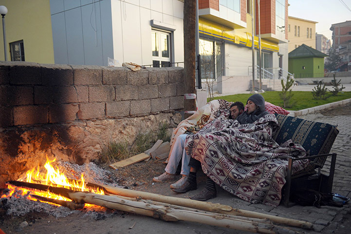 earthquake in turkey: Locals sleep on a sofa on the street in Van