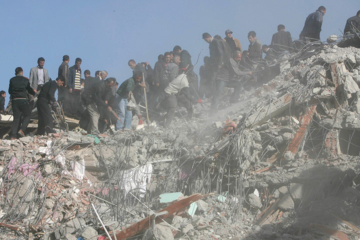 earthquake in turkey: Locals pick through the rubble of a collapsed building in Van