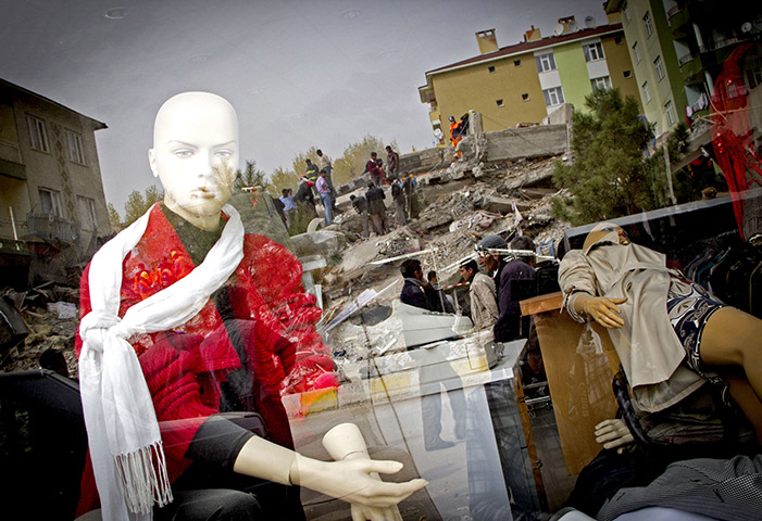 24 hours in pictures : Rescue workers in Van, Turkey