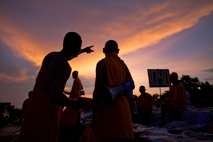 24 hours in pictures : thailand flooding 