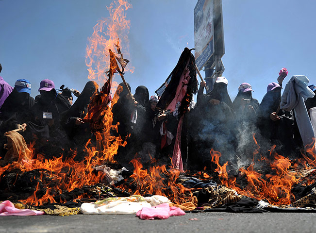 24 hours in pictures: Sana'a, Yemen: Women burn veils