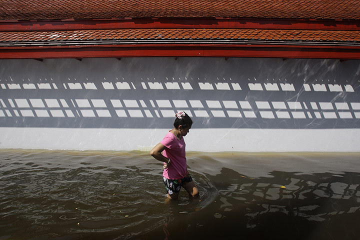 thailand flooding: Wat Tusitaram temple in Bangkok 
