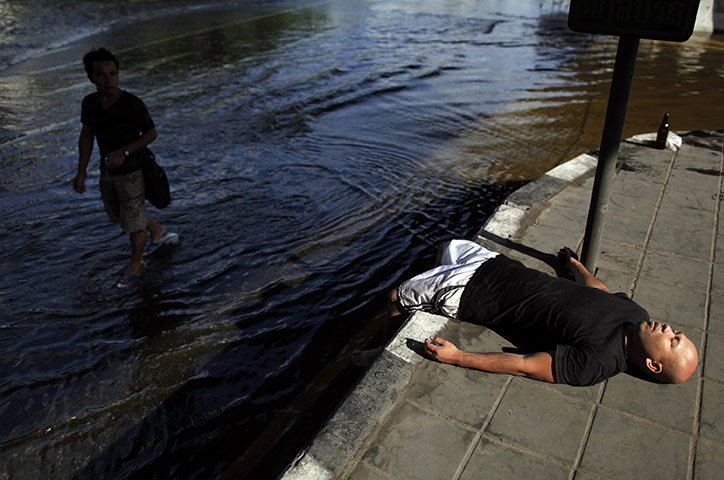 thailand flooding: loods advance into central Bangkok 