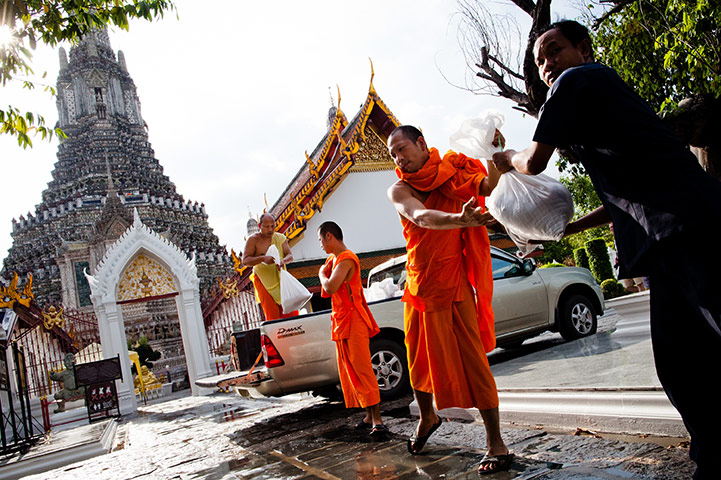 thailand flooding: Monks unload sandbags