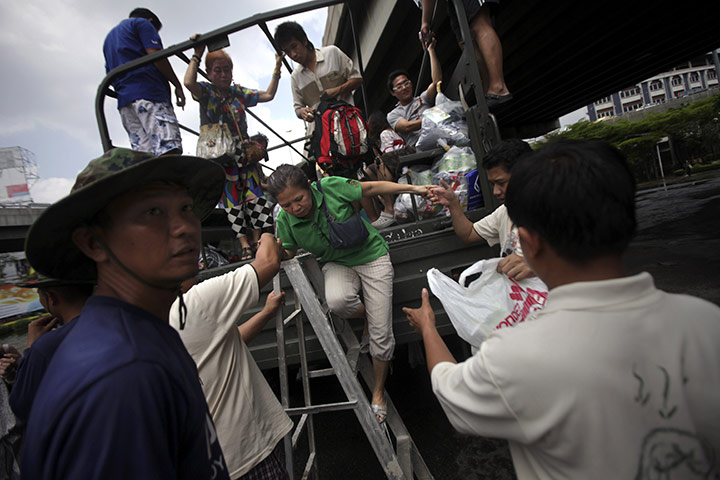 thailand flooding: Flood victims in Bangkok