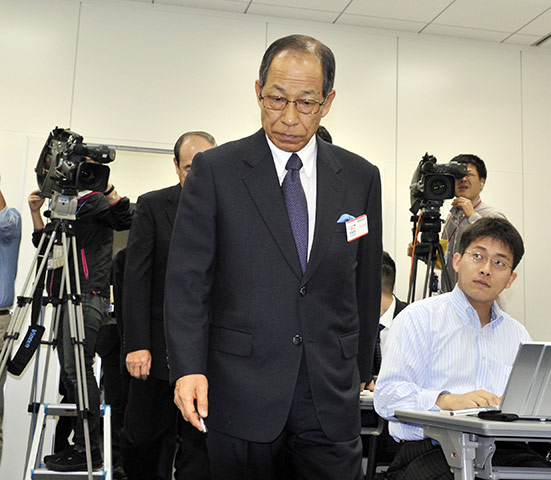 Week in Business: Olympus chairman Tsuyoshi Kikukawa (C) attends a press conference
