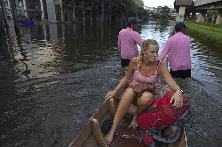 bangkok flooding: Bangkok Flood Threat Forces Residents to Flee