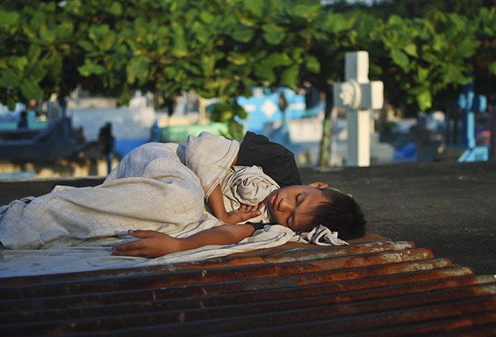 24 hours: Filipinos Negotiate The Crowded Streets Of Manila