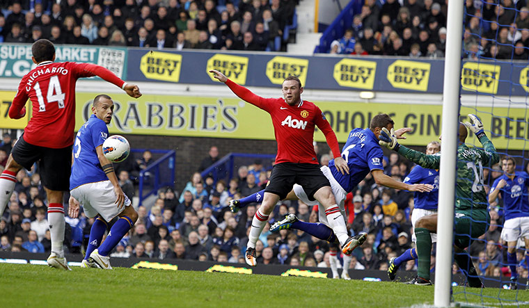 Premier League roundup: Javier Hernández scores against Everton