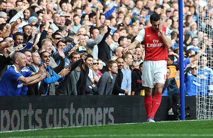 Premiership Roundup: Robin van Persie is taunted by the Chelsea fans
