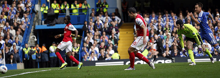 Premiership Roundup: Van Persie shoots and scores first goal against Chelsea