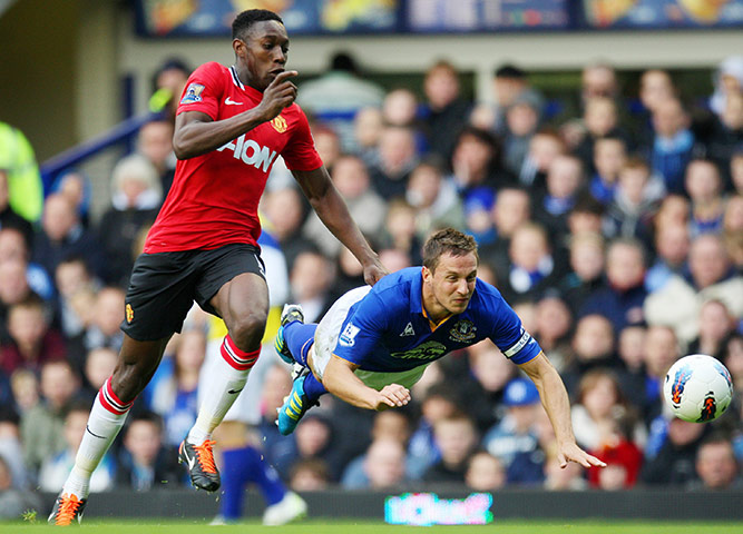 Premier League roundup: Phil Jagielka in action against Manchester United's Danny Welbeck