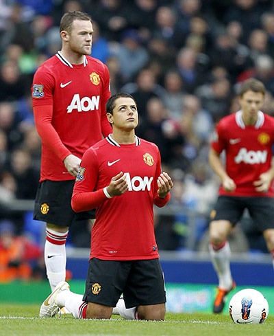 Premier League roundup: Javier Hernandez prays before the match at Goodison Park