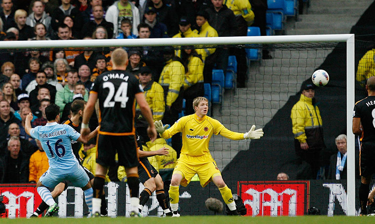 Premier League roundup: Sergio Agüero misses a chance to score a goal for City against Wolves