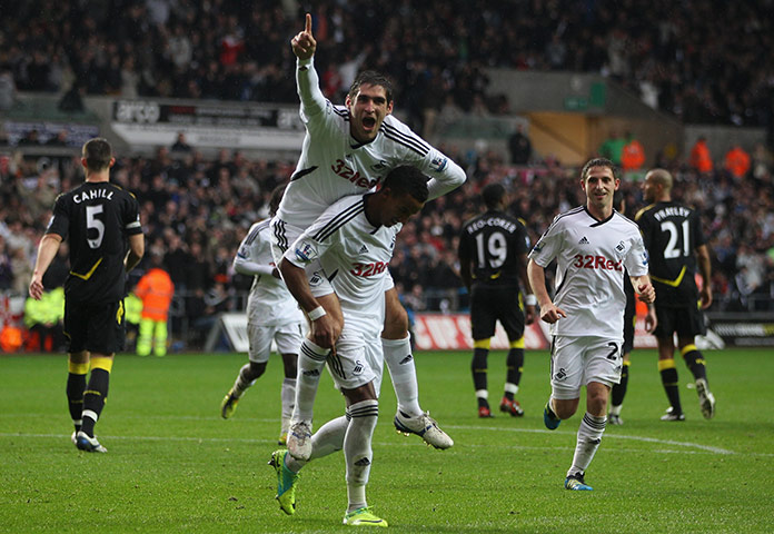 Premier League roundup: Scott Sinclair of Swansea celebrates scoring against Bolton Wanderers