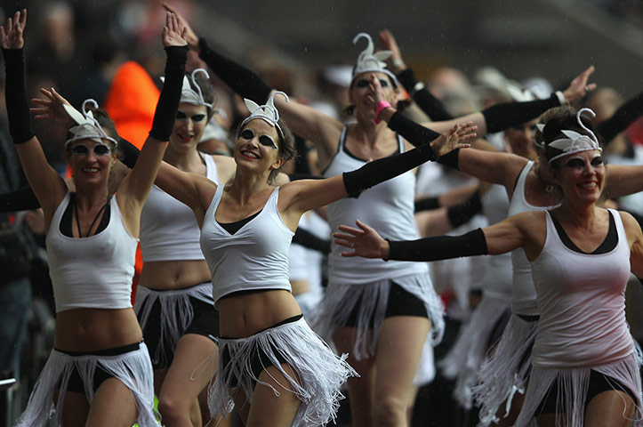 Premier League roundup: cheerleaders of Swansea dressed as Swans