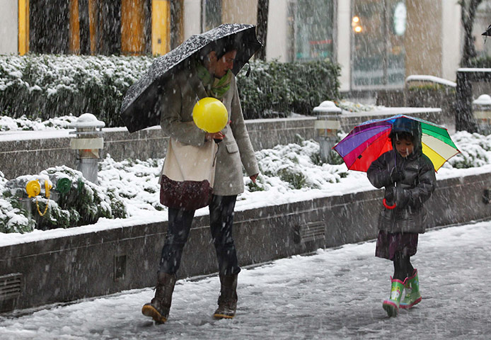 Snow comes early to New York 