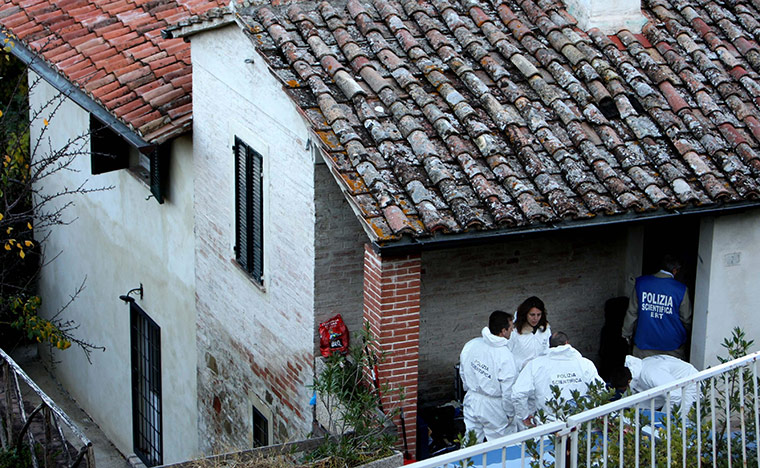 Amanda Knox timeline: 3 November 2007: Police outside the flat where Meredith Kercher was found