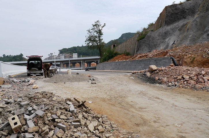 Guiyang urbanisation: The abrupt end to the dual carriageway at Tangbaguan 