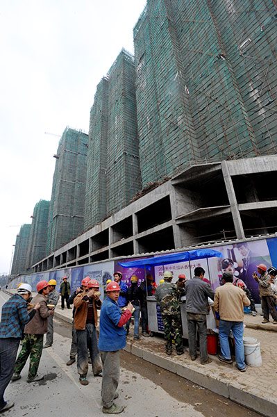 Guiyang urbanisation: Chinese migrant workers have lunch outside a construction site