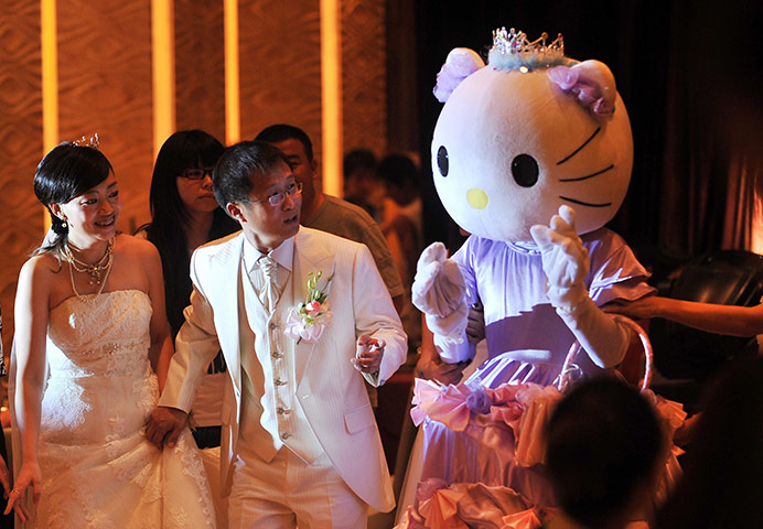 Hello Kitty: A Hello Kitty acted by the bride's best maid talks to the couple
