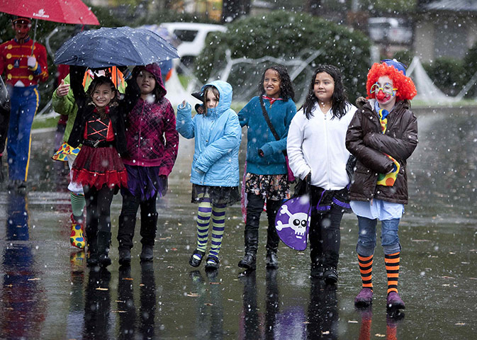 Snow in US: Children arrive in the snow to trick-or-treat at the White House