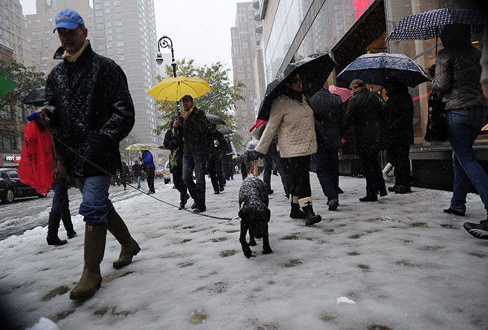 Snow in US: New Yorkers make their way through falling snow