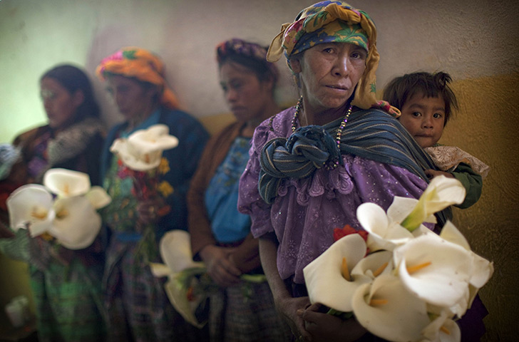 24 hours: Patalcal, Guatemala: Relatives gather in a communal hall 